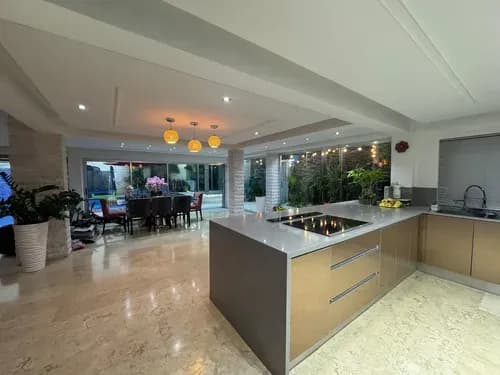 En Venta Casa Amoblada, Con Piscina - Urb. Lomas Del Country, Guataparo, Valencia (o.r)