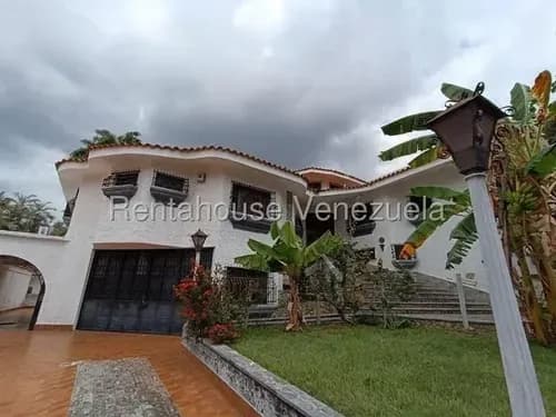 Rosa Espinoza Casa En Venta En Valencia, La Viña, Propiedad De Estilo Clasico Con Toques De Madera, De 1,000 M De Terreno Y 800 M De Construcción 26-19095 Jun10
