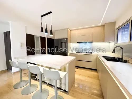Agp Apartamento En Alquiler En Los Naranjos De Las Mercedes, Remodelado, Cocina De Concepto Abierto 26-15179