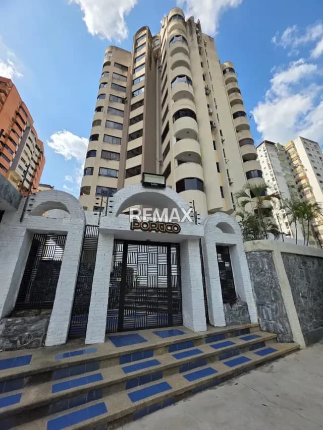 EN VENTA APARTAMENTO RES. EL PORTICO URB. LA TRIGALEÑA