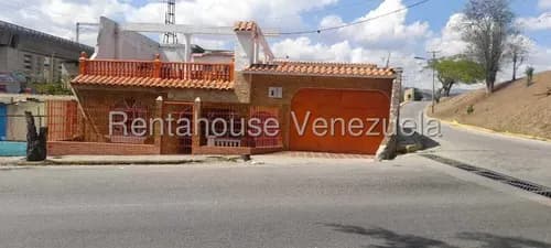 Hermosa Y Cómoda Casa Con Gran Terraza En Venta. Urb. Charallave.