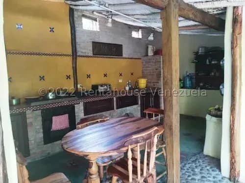 Al/ Terreno Con Casa Colonial Ideal Para Remodelar A Su Gusto En Venta Barquisimeto, Centro Lara, Venezuela/ # 23-10240 515.7 M2