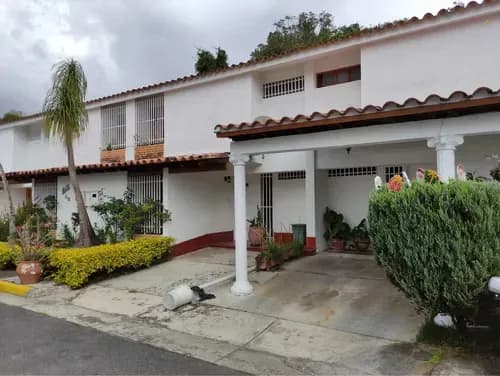 En Venta Townhouse Ubicado En La Urbanización Las Villas Llano Alto Lomas De Urquia Carrizal. Rz