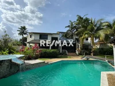 Se Vende Casa en Urb. El Solar, 2.575m2