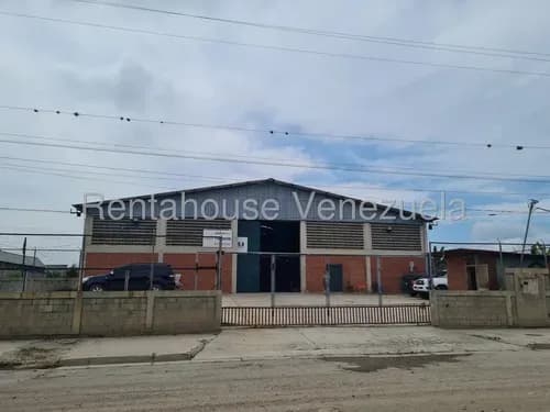 Gisselle Lobo Vende Excelente Grupo De Galpones De 2200 Y 400 Metros Con Area De Oficinas En Vidrio Area De Comedor Depositos Baños Y Terreno Extra Tanque De Agua Y Luz Trifasica 25-15091 Pide Tu Cita