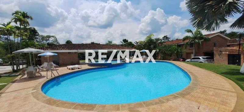 Townhouse en venta en Los Aleros - Guataparo 170 Mts2