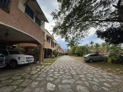 Townhouse En Venta En El Manantial (286ms)