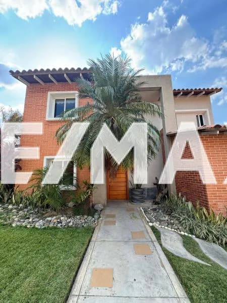 En venta exclusiva Casa y única en Lomas Del Country