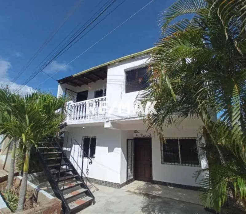 CASA TRADICIONAL CON 2 APTOS INDEPENDIENTES EN LA PLANTA SUPERIOR, QUE TE PERMITIRÁ GENERAR GANANCIAS POR CONCEPTO DE RENTA, UBICADA EN EL MUNICIPIO DE MAYOR REVALORIZACIÓN DE LA ISLA DE MARGARITA.