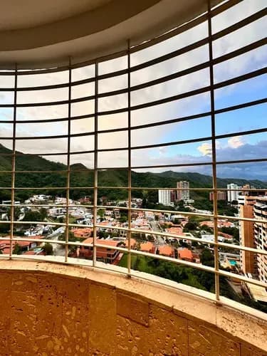 Exclusivo Apartamento Moderno Y Totalmente Amoblado En Piso Premíum Con Planta Eléctrica 100%, Pozo De Agua, Balcón Y Piscina Urbanización El Parral Mjp-ete