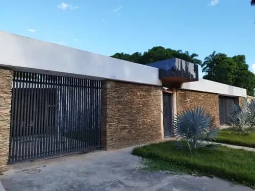 Dt Te Ofrezco Está Casa En Venta Urb. Guaparo Con Algunas Áreas Para Actualizar 1.000mts2 Terreno 350mts2 Construcción 3 Habitaciones + Servicio 5 Baños 4 Ptos Estacionamiento Cocina Equipada Amp