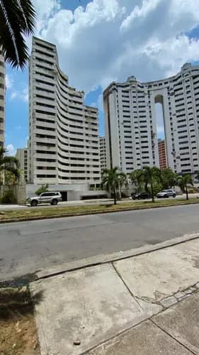 Cómodo Apartamento Con Balcón Y Hermosa Vista, Planta Eléctrica En Venta Gg