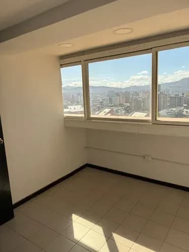 Oficina En Alquiler Ubicada En Los Dos Caminos, Av Sucre.