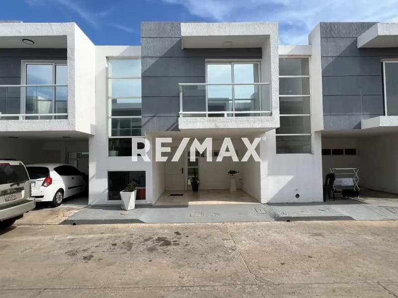Town house actualizado en venta en Villa Marettimo, Urbanización Coromoto, San Francisco