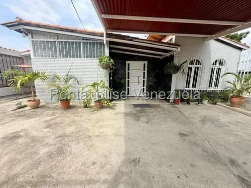 Rentahouse Lara Vende Amplia Casa En Calle Cerrada Con Anexo Independiente; 4 Hab En Total, 3 Baños, Family Room Y Estacionamiento Para 4 Vehículos. ¡excelente Ubicación Y Servicios!