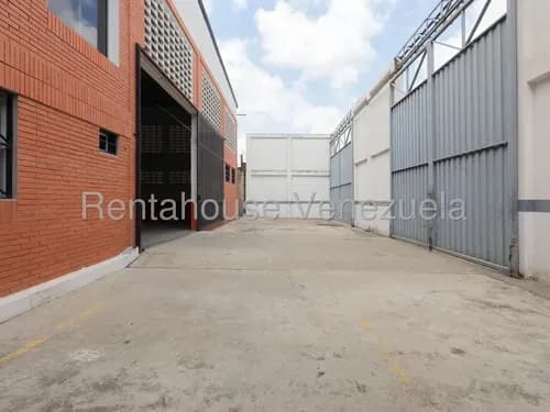 Presentamos Esta Propiedad De Alto Impacto Logístico Y Comercial, Ubicada En Una Esquina Privilegiada De Barquisimeto. Con Una Estructura Robusta Y Dimensiones Excepcionales!! Yairubi Alvarez