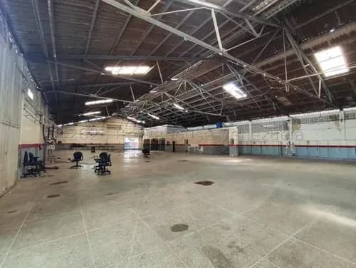 Daniela Linarez Vende Galpón Comercial O Habitacional Con 4330m2 De Terreno, 15 Baños, Gas A Granel, Ubicado En Centro De Barquisimeto