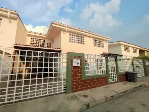 Townhouse En Una De Las Mejores Zonas De Maracay En Venta En La Morita Aragua 23-27256 Ecir