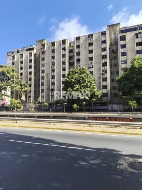 ALQUILER DE OFICINA EN LA AVENIDA LIBERTADOR