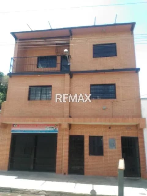 Se vende casa de 3 niveles ideal para almacén vivienda o oficina