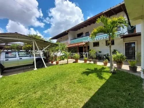 Casa En Venta Con Areas Verdes En Urbanización Cerrada Y Acceso Controlado La Rosaleda Norte San Antonio De Los Altos 24-127