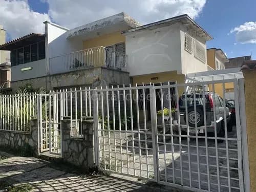 Quinta Situada En Una Urbanización Muy Particular Del Área Metropolitana De Caracas, Pues Se Encuentra Entre La Av Fco De Miranda Y La Autopista Del Este. Terraza Vista Al Avila. Esta En Campo Claro