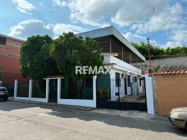 Quinta en Guatire 302m² con Estacionamiento – Ideal Vivienda o Empresa