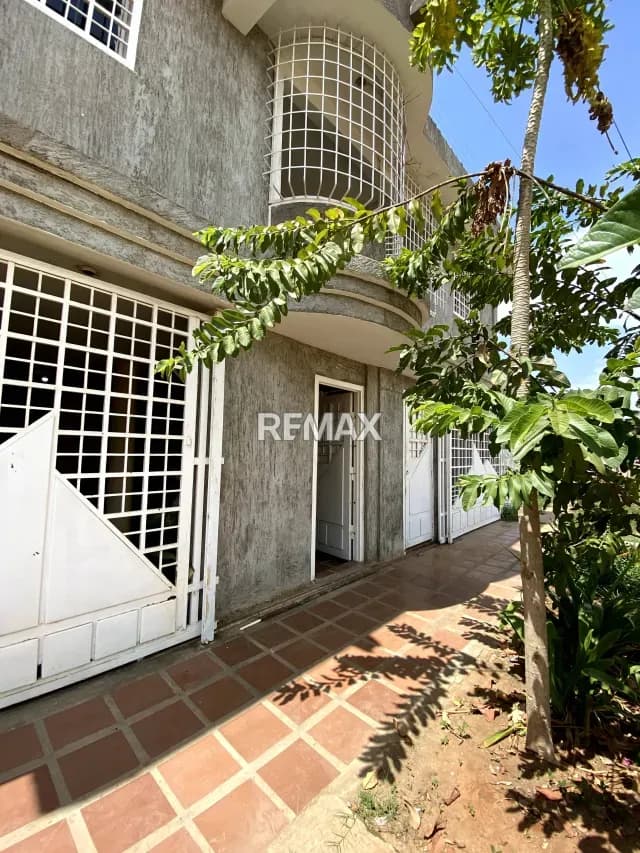 EN VENTA CASA URB LA TRINIDAD