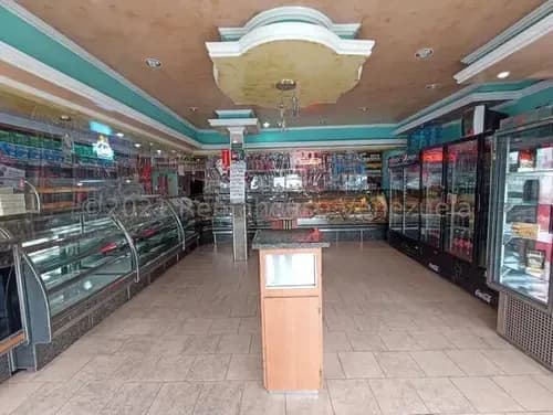 Excelente Fondo De Comercio En Venta En La Av Constitucion De Maracay Db 24-8200