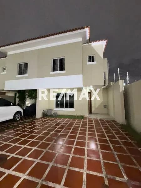Townhouse en Venta Villa canta piedra II Av. Fuerzas Armadas