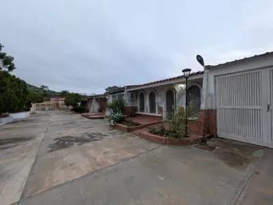 Amplia casa en conjunto cerrado en Los Robles, municipio maneiro