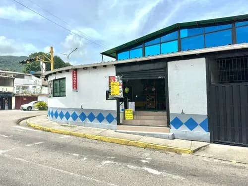 Xv, Local En Venta Pie De Calle, Pirineos Justo Al Lado Del Semáforo De Quinimari