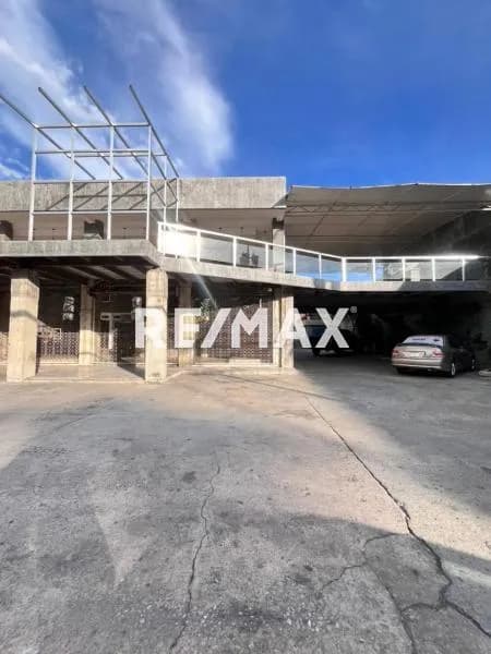 VENTA DE EDIFICIO COMERCIAL DE LUJO A PIE DE CALLE – ¡MÚLTIPLES POSIBILIDADES DE NEGOCIO