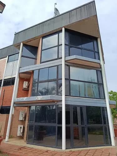 En Venta Edificio De 2 Niveles Con Galpon En La Zona Industrial De Valencia