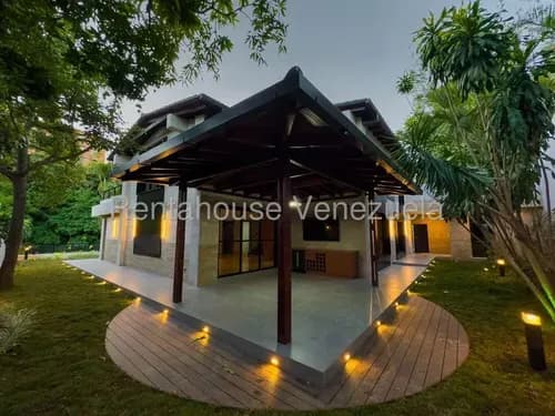 Kc.g #26-21534 ¡confort, Seguridad Y Tecnología! Ésta Bella Casa Remodelada En Alquiler, Destaca Por Sus Acabados, Equipada Con Un Avanzado Sistema De Domótica Ubicada En Caracas Santa Fe De Sur