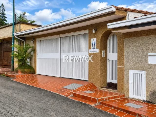 Amplia casa en venta en Las Esmeraldas – La Tahona, con terrazas y vista panorámica