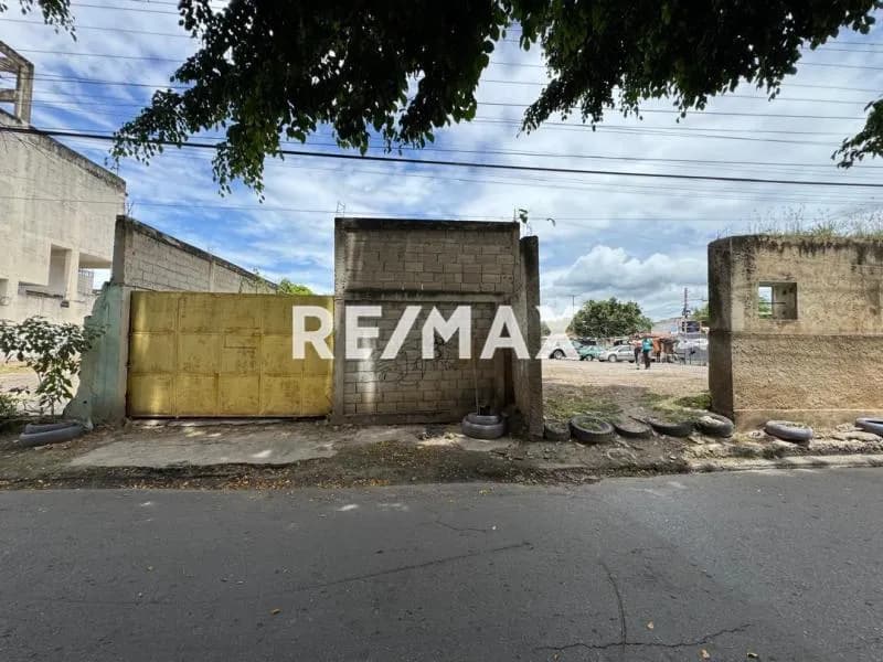 En Venta Parcela de Terreno con Zonificación Comercial
