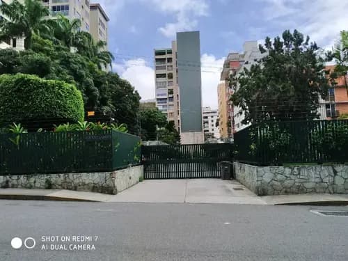 Hbr. Excelente Apa. Urbanización Los Palos Grandes. Remodelado. $ 80mil. 10 Puestos Visitantes.