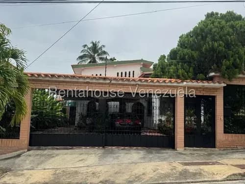 Edel Vargas Vende Amplia Casa En Santa Elena Zona Este De Barquisimeto, 5 7 7 Mts12, Con Tanque Subterraneo, Vigilancia, / Renta House