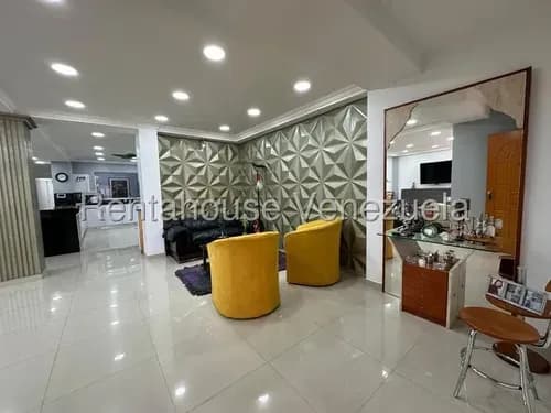 Espectacular Casa En Venta Recién Remodelada, En Urbanización Cerrada En El Paraiso. Belkis 25-8509