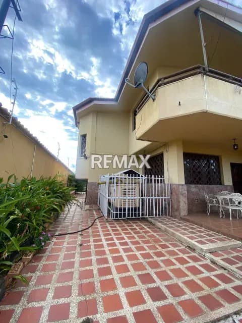 EN VENTA QUINTA URB. 5 DE DICIEMBRE