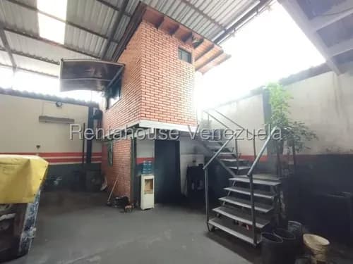 Venta En Centro Galpón De 342m2 Con Mezzanina Y Oficinas Barquisimeto,lara # 26-20500 Gm