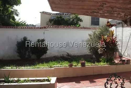 Venta Casa Amplia, Con Ubicación Privilegiada Y El Lienzo Perfecto Para Remodelar A Tu Gusto! Contáctame Al Whatsaap. 26-19399 Js