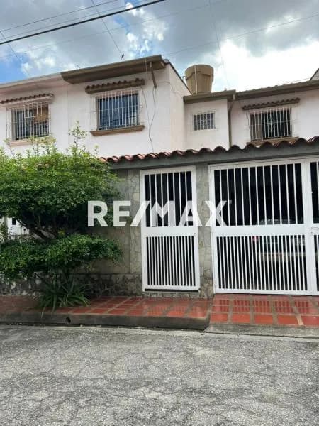 En Venta Excelente casa familiar en Los Chaguramos, Valle Arriba Guatire