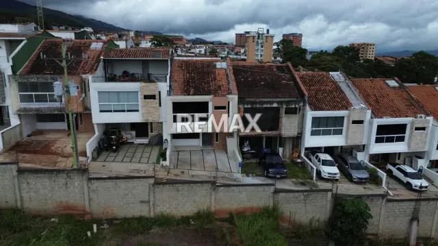 En VENTA Casa a ESTRENAR en Conjunto Cerrado El Solar de La Castellana Estilo Minimalista Cálido.