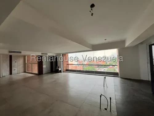 Apartamento En Venta En Los Dos Caminos Remodelado Oportunidad / Rf