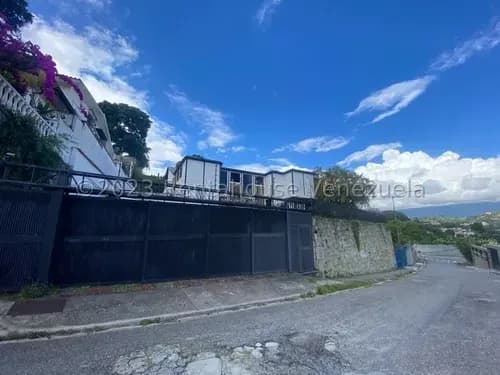 Casa En Venta En Prados Del Este Ubicada En Calle Cerrada Con Vigilancia Diseñada Por El Arq. Fruto Vivas Con Vista Parcial Al Avila