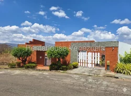 Rentahouse Vende Espectacular Casa Ubicada En La Mejor Urbanización De Valencia 26-14539 Sp