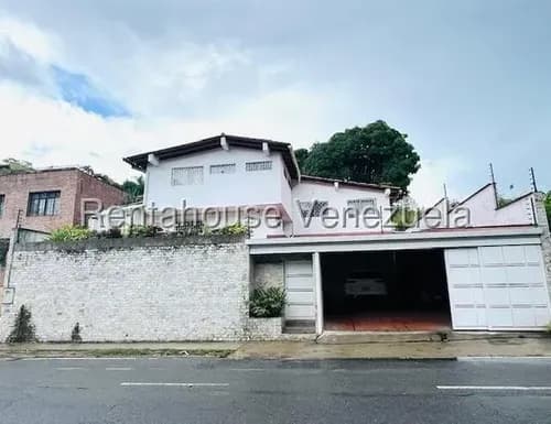 En Venta Casa Con Dos Tanques De Agua Y Planta Electrica, Amplia Y De Facil Acceso Ubicada En Prados Del Este. Ana Perez 26-20495