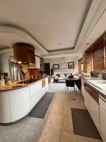 D-4565. Alexora Vende Excelente Apartamento Ubicado En Piso Bajo En La Urb. Altos De Guataparo, Res La Defense. (3,5,3)